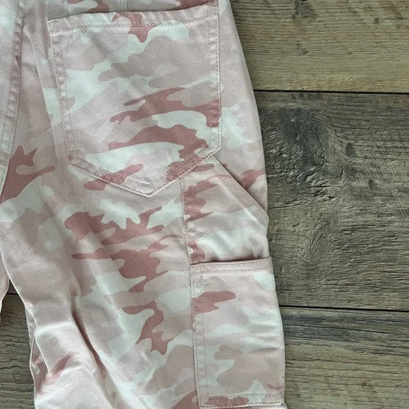 Stradivarius pink camo wide leg cargo pants. NWT. Size 6. A few small pen marks - Picture 7 of 7
